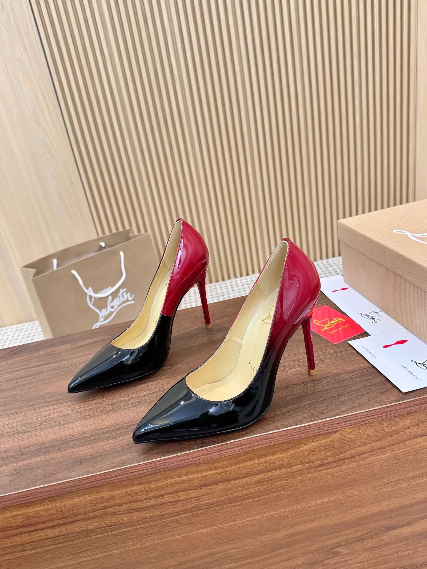 👟👟Ex-factory price 440👟👟 Genuine leather sole +40 Year-round shipment💝Christian Louboutin CL👠 Classic "💎Cow Patent Leather💎 Series" noble and luxurious, real blingbling👟👟 Real materials, all customized by the pattern maker, and the materials are made of original customized materials to achieve the taste of the original 6 color options💍 Upper: Imported 👉cow patent leather💪 Lining: Sheepskin foot pad/lining Size: 34-40.41.42 Heel height: 10.5cm and 8.5cm two options Leather sole Rubber sole